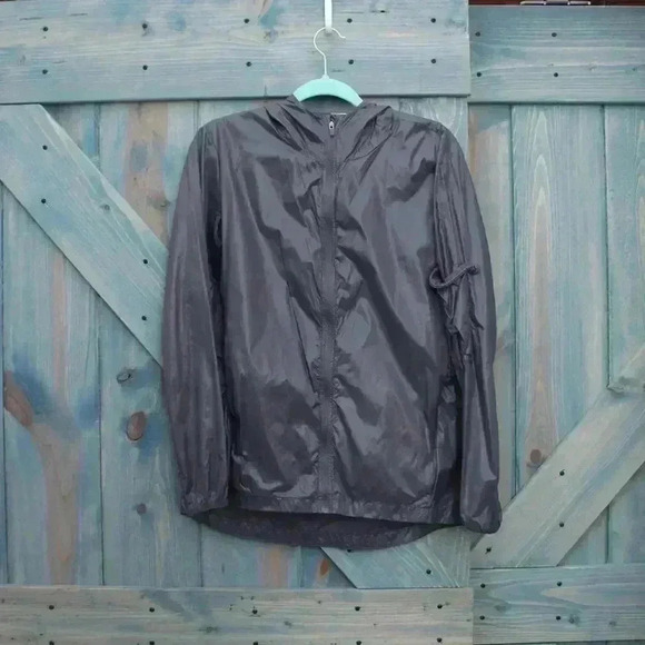 Fabletics Women's Kali Jacket
Medium Hooded Packable Lightweight Nylon Vent NWOT - Picture 1 of 6